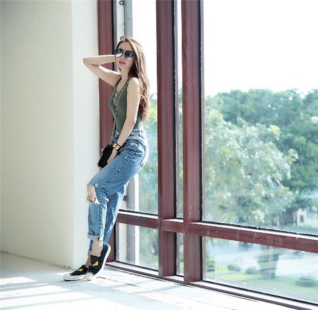 ngoai tang thanh ha, con 2 sao viet  cung khong man ma voi giay cao! - 11