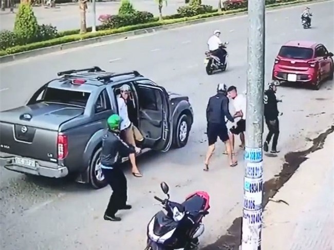 Hai băng giang hồ đi ô tô dùng súng bắn nhau kinh hoàng trên phố - Ảnh 2.