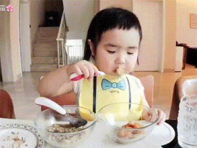 Bé gái thánh ăn Trung Quốc bất ngờ tái xuất, trình ăn uống vẫn chưa hạ nhiệt