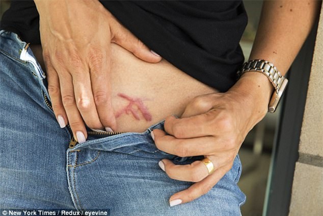 Bước đường sao nữ Smallville thành phó tướng tà giáo tình dục