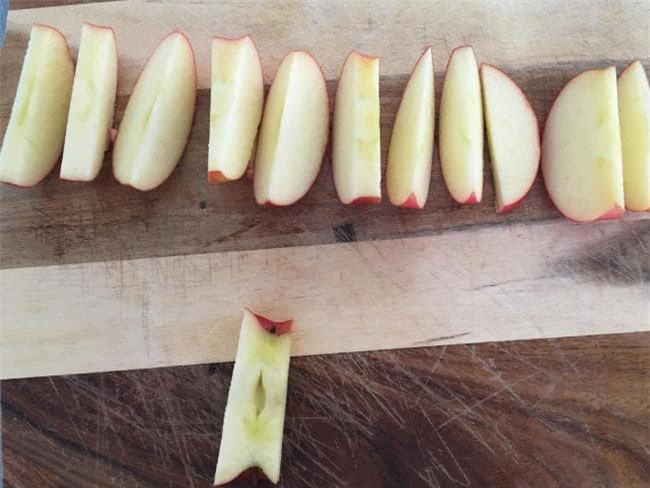Quả táo cắt rồi để cả ngày cũng không bị thâm đen chỉ với 1 thứ nhỏ xíu mà nhà nào cũng có cả bao - Ảnh 1.