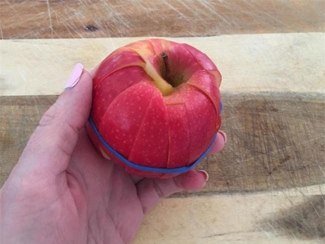 Quả táo cắt rồi để cả ngày cũng không bị thâm đen chỉ với 1 thứ nhỏ xíu mà nhà nào cũng có cả bao - Ảnh 2.