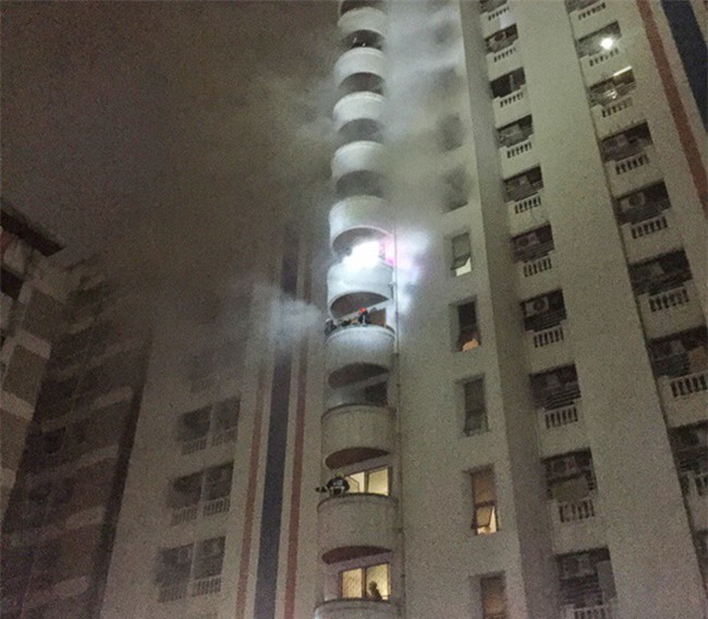 Thái Lan: Chung cư 15 tầng bốc khói ngùn ngụt, 3 người dân thiệt mạng - Ảnh 1.