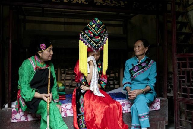 phong tuc cuoi xin ky la: co dau phai khoc loc tham thiet suot mot thang moi duoc lay chong - 1