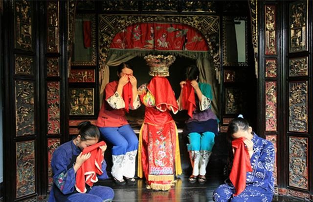 phong tuc cuoi xin ky la: co dau phai khoc loc tham thiet suot mot thang moi duoc lay chong - 2