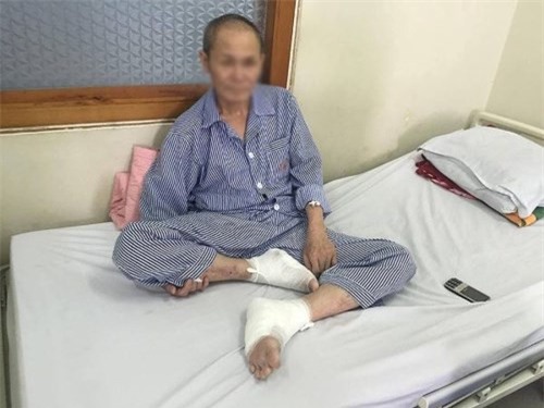 Bác sĩ cảnh báo liên tiếp có bệnh nhân tiểu đường nhập viện vì bỏng nặng do dùng đèn sưởi đá muối-1