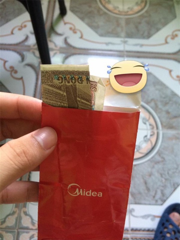 Cám cảnh anh chàng hì hục đi bê tráp hộ, cuối cùng nhận được một phong bao lì xì với chiếc lá xanh - Ảnh 3.