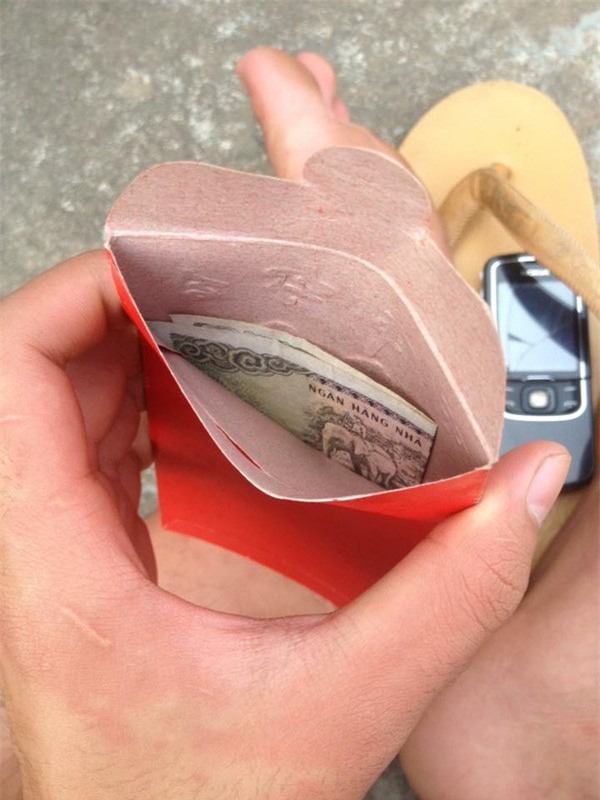 Cám cảnh anh chàng hì hục đi bê tráp hộ, cuối cùng nhận được một phong bao lì xì với chiếc lá xanh - Ảnh 4.