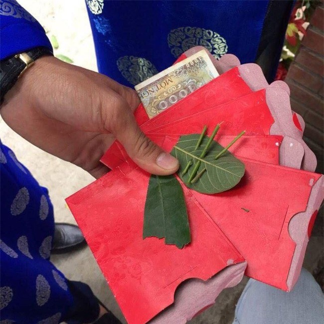 Cám cảnh anh chàng hì hục đi bê tráp hộ, cuối cùng nhận được một phong bao lì xì với chiếc lá xanh - Ảnh 9.