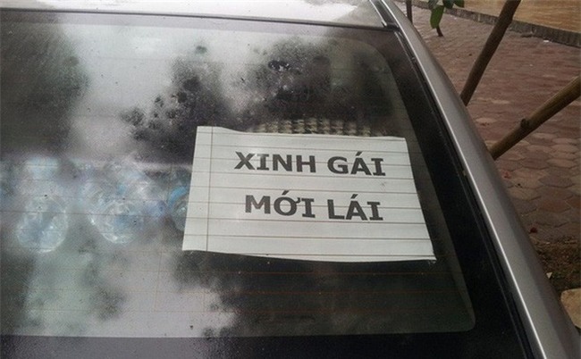 Tấm biển thông báo dán sau ô tô khiến người đi đường phải né tránh