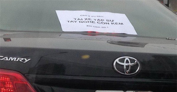 Tấm biển thông báo dán sau ô tô khiến người đi đường phải né tránh