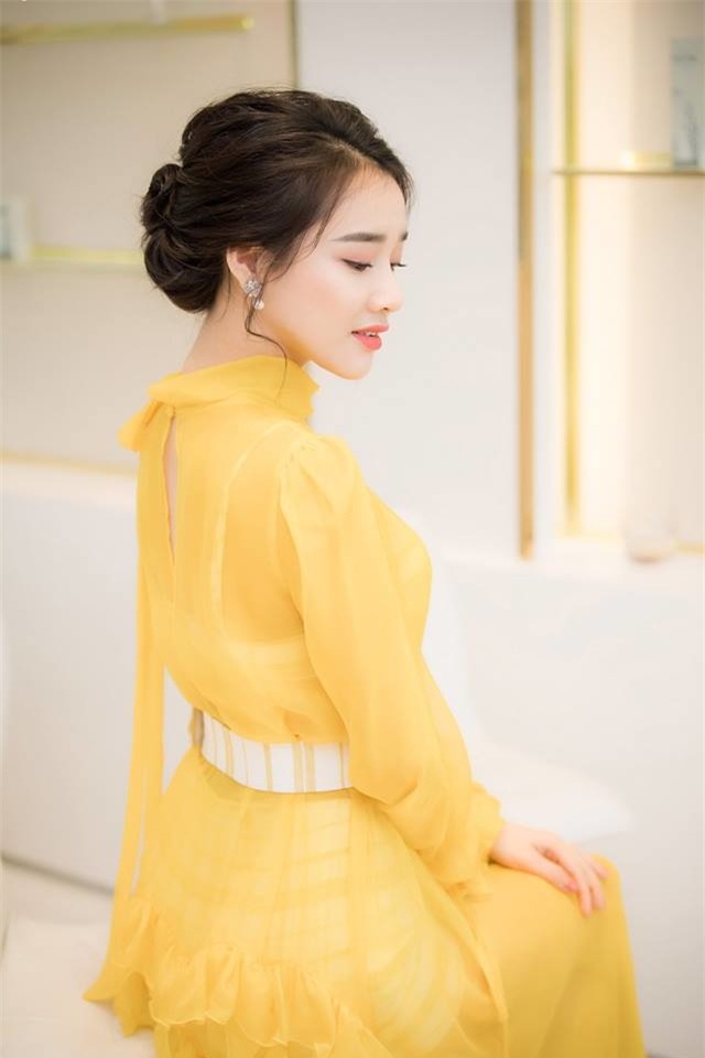 Nhã Phương cực xinh đẹp trong bộ trang phục màu vàng rực. Đây cũng chính là màu được dự đoán là xu hướng trong năm nay. - Tin sao Viet - Tin tuc sao Viet - Scandal sao Viet - Tin tuc cua Sao - Tin cua Sao