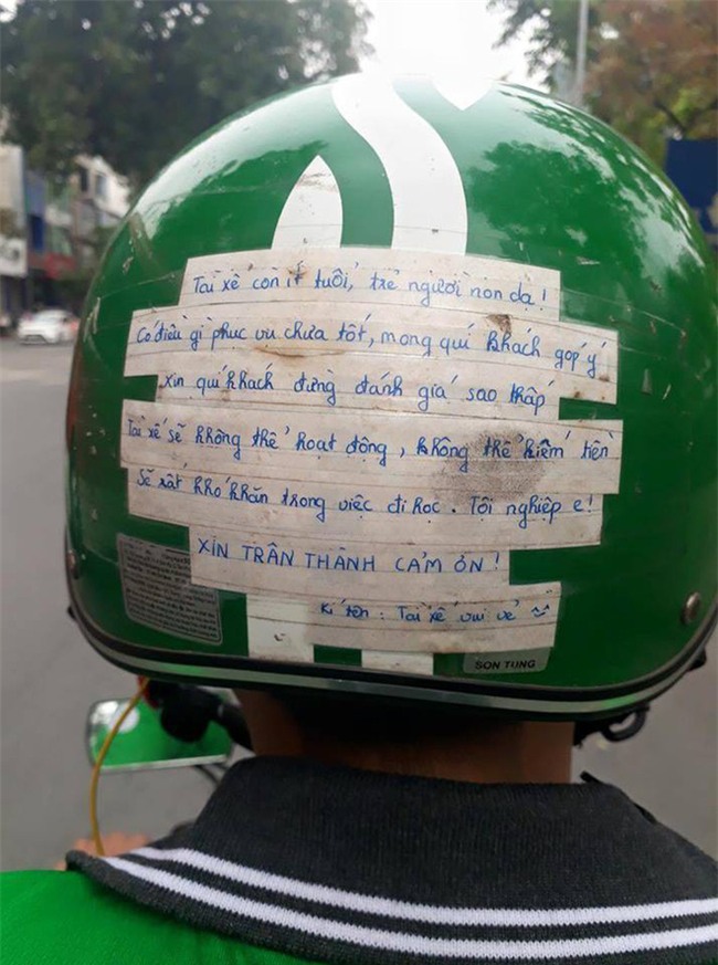 Vừa ngồi lên xe, khách đã giật mình với tờ giấy dán trên mũ bảo hiểm của tài xế Grabbike - Ảnh 1.