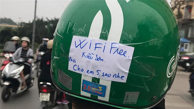 Vừa ngồi lên xe, khách đã giật mình với tờ giấy dán trên mũ bảo hiểm của tài xế Grabbike - Ảnh 3.