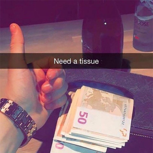 Một tập tiền mệnh giá 50 euro chỉ để làm... giấy ăn.
