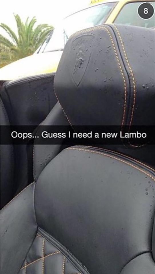 Ghế của chiếc Lamboghini mui trần này chỉ bị dính chút nước nhưng chủ nhân của nó đã muốn thay chiếc mới.