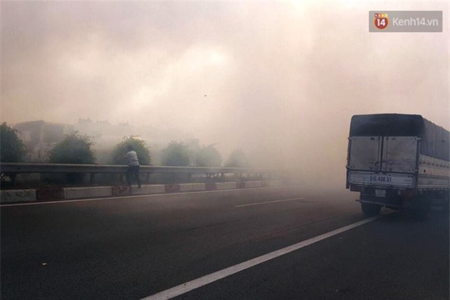 Chùm ảnh: Hiện trường vụ tai nạn liên hoàn trên cao tốc Long Thành - Dầu Giây vì khói rơm rạ mù mịt tấn công - Ảnh 1.