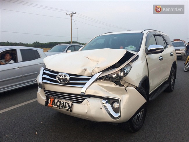 Chùm ảnh: Hiện trường vụ tai nạn liên hoàn trên cao tốc Long Thành - Dầu Giây vì khói rơm rạ mù mịt tấn công - Ảnh 12.