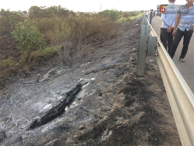 Chùm ảnh: Hiện trường vụ tai nạn liên hoàn trên cao tốc Long Thành - Dầu Giây vì khói rơm rạ mù mịt tấn công - Ảnh 13.