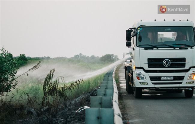 Chùm ảnh: Hiện trường vụ tai nạn liên hoàn trên cao tốc Long Thành - Dầu Giây vì khói rơm rạ mù mịt tấn công - Ảnh 16.