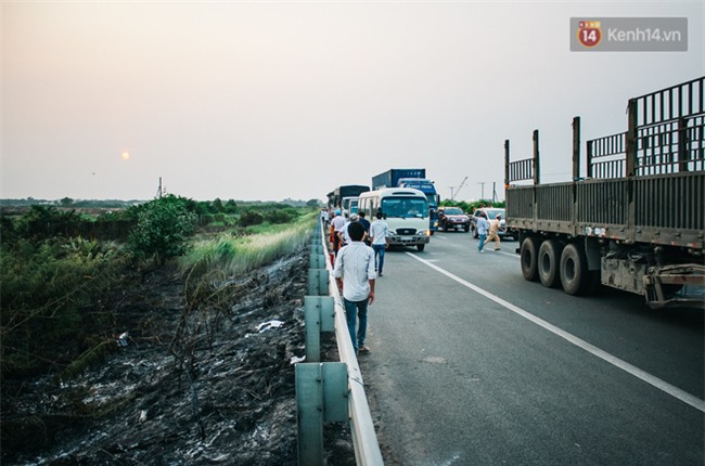 Chùm ảnh: Hiện trường vụ tai nạn liên hoàn trên cao tốc Long Thành - Dầu Giây vì khói rơm rạ mù mịt tấn công - Ảnh 18.
