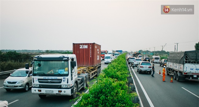 Chùm ảnh: Hiện trường vụ tai nạn liên hoàn trên cao tốc Long Thành - Dầu Giây vì khói rơm rạ mù mịt tấn công - Ảnh 19.