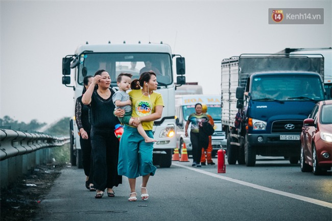 Chùm ảnh: Hiện trường vụ tai nạn liên hoàn trên cao tốc Long Thành - Dầu Giây vì khói rơm rạ mù mịt tấn công - Ảnh 20.