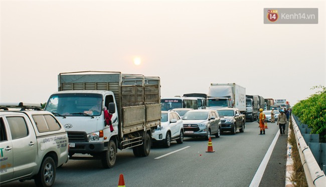 Chùm ảnh: Hiện trường vụ tai nạn liên hoàn trên cao tốc Long Thành - Dầu Giây vì khói rơm rạ mù mịt tấn công - Ảnh 21.