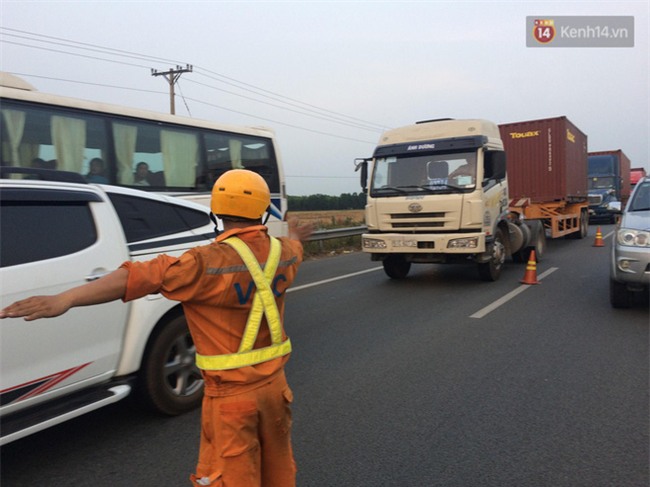 Chùm ảnh: Hiện trường vụ tai nạn liên hoàn trên cao tốc Long Thành - Dầu Giây vì khói rơm rạ mù mịt tấn công - Ảnh 22.