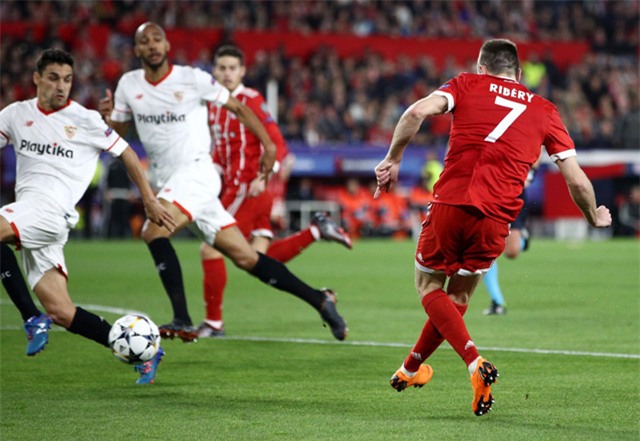 Ribery nhanh chóng lập lại thế cân bằng, khi đường chuyền của anh chạm chân Navas bay vào lưới
