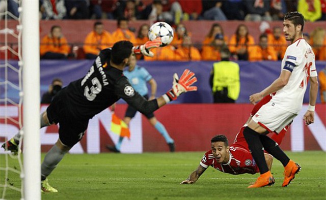 Thiago bay người đánh đầu ghi bàn thắng ấn định tỷ số 2-1