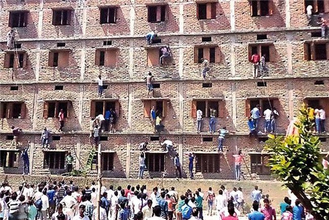 Mafia gian lận thi cử - nỗi ám ảnh kinh hoàng của giáo dục Ấn Độ - Ảnh 2.