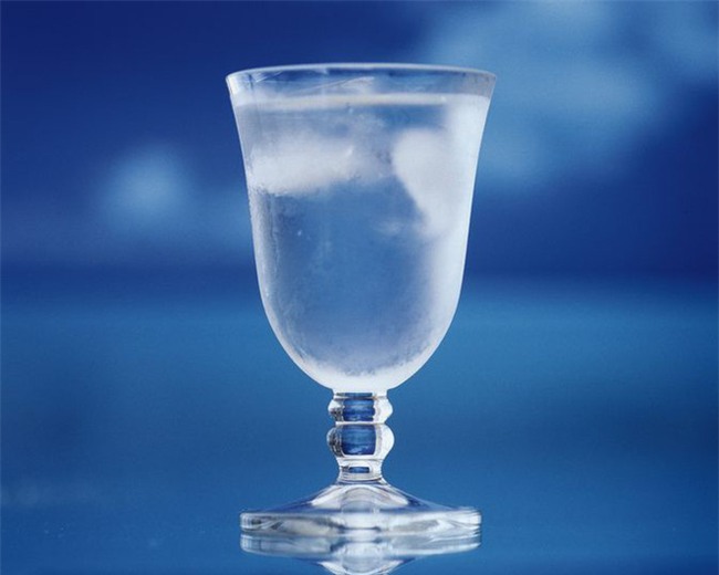 Chuyên gia chỉ rõ mùa hè uống nước ấm hay nước lạnh sẽ tốt hơn-2