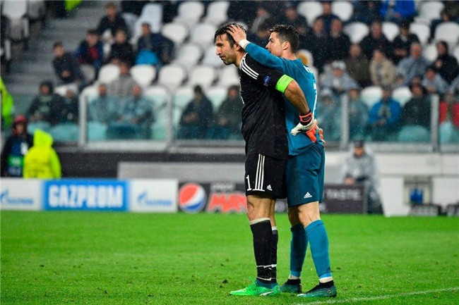 Buffon giơ ngón tay cái, khẳng định Ronaldo là số 1 - Ảnh 1.