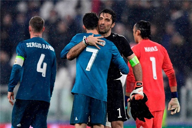 Buffon giơ ngón tay cái, khẳng định Ronaldo là số 1 - Ảnh 2.