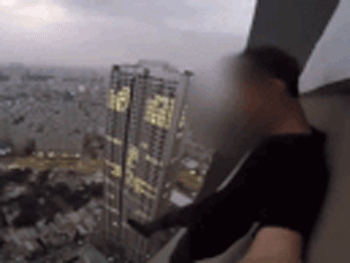 Ba thanh niên quay video mạo hiểm trên nóc nhà 38 tầng ở Sài Gòn
