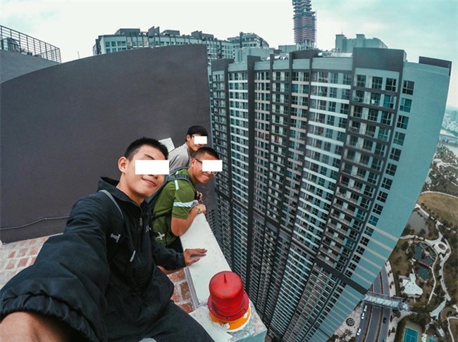 Ba thanh niên quay video mạo hiểm trên nóc nhà 38 tầng ở Sài Gòn