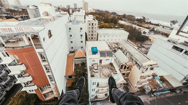 Ba thanh niên quay video mạo hiểm trên nóc nhà 38 tầng ở Sài Gòn