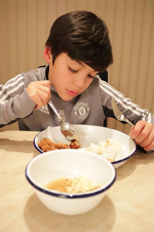 Cậu bé lai người Thái Lan gây sốt vì quá đẹp trai và được ví là David Beckham mới - Ảnh 8.