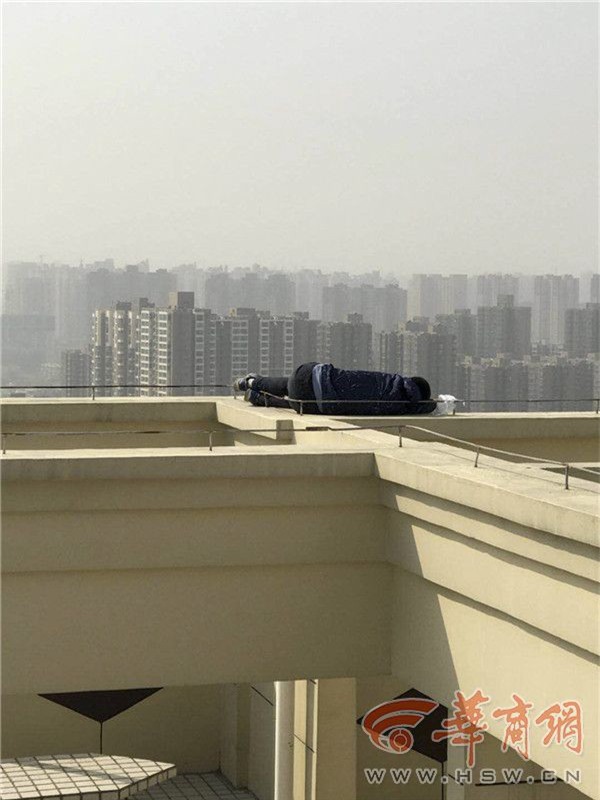 Buồn đời cộng thêm say xỉn, thanh niên leo 29 tầng nhà, chưa kịp nhảy lầu tự tử đã lăn ra ngủ ngoan như cún con - Ảnh 2.