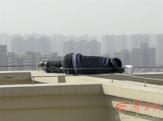 Buồn đời cộng thêm say xỉn, thanh niên leo 29 tầng nhà, chưa kịp nhảy lầu tự tử đã lăn ra ngủ ngoan như cún con - Ảnh 3.