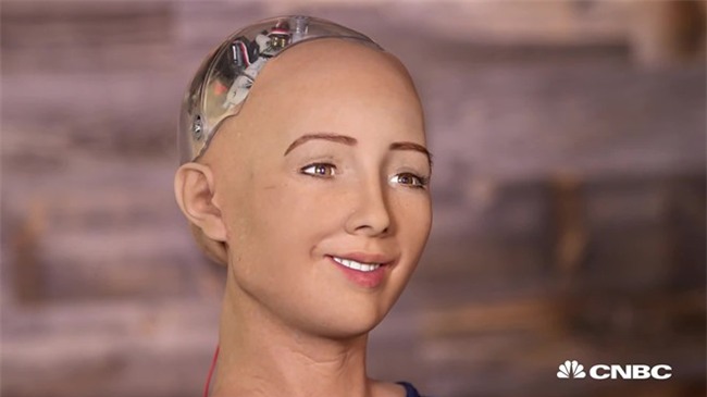 Robot Sophia nhận Will Smith làm anh trai mưa, không cho hôn nhưng vẫn nháy mắt thả thính - Ảnh 1.