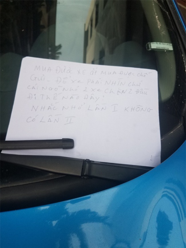 Đỗ xe trong ngõ, lúc quay về tài xế xấu hổ vì mảnh giấy nhắn để lại - Ảnh 1.