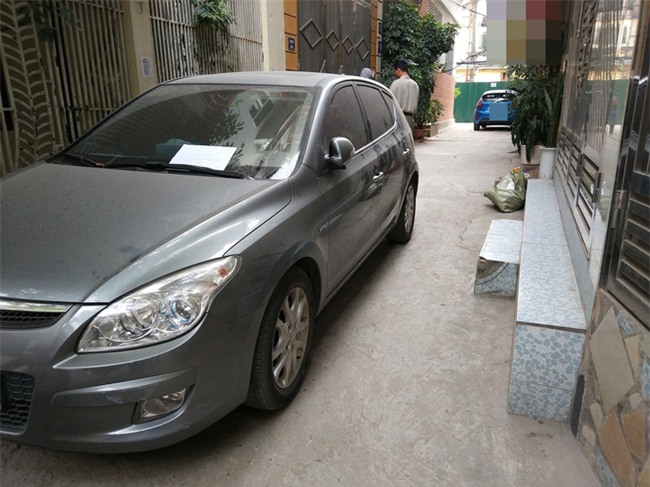 Đỗ xe trong ngõ, lúc quay về tài xế xấu hổ vì mảnh giấy nhắn để lại - Ảnh 3.