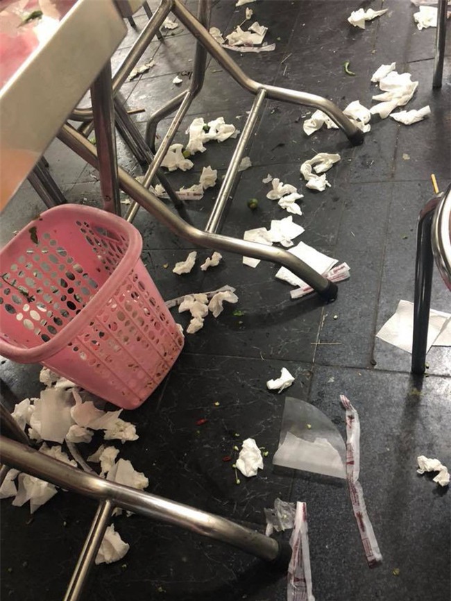 Những chiếc sọt rác không có rác: câu chuyện về sự tiện tay hay lối sống tùy tiện thiếu ý thức? - Ảnh 1.