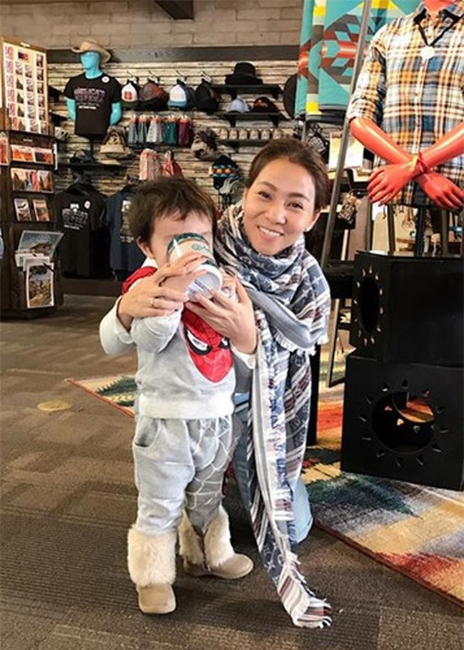 Sau 3 năm úp mở, Bé Gấu - con trai Thu Minh lần đầu lộ diện rõ mặt, lớn phổng phao khi đi diễn cùng mẹ - Ảnh 3.