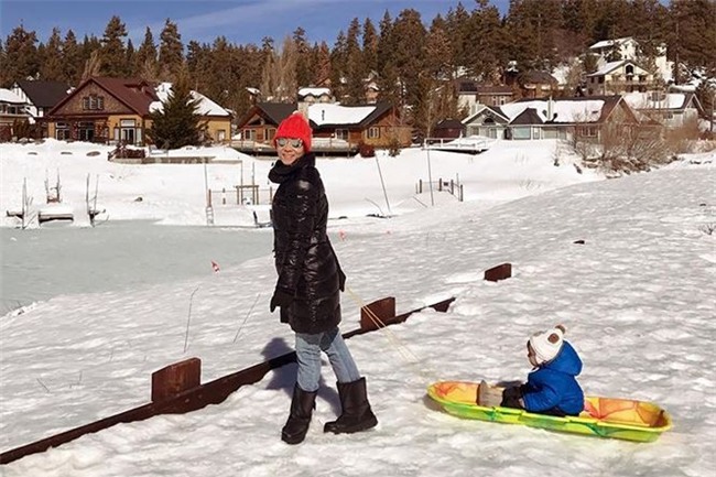 Sau 3 năm úp mở, Bé Gấu - con trai Thu Minh lần đầu lộ diện rõ mặt, lớn phổng phao khi đi diễn cùng mẹ - Ảnh 4.