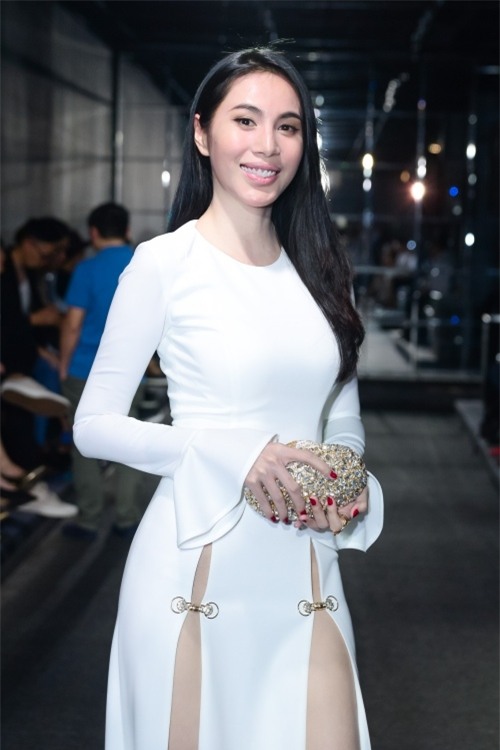 Thót tim với hàng loạt chiếc váy xẻ cao táo bạo của mỹ nhân Việt