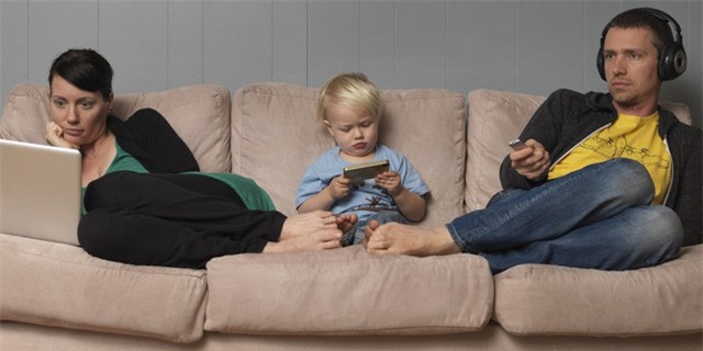 Bố ơi đừng xem điện thoại thoại nữa: Lời khẩn cầu của con, bố mẹ cần tự vấn lương tâm - Ảnh 2.