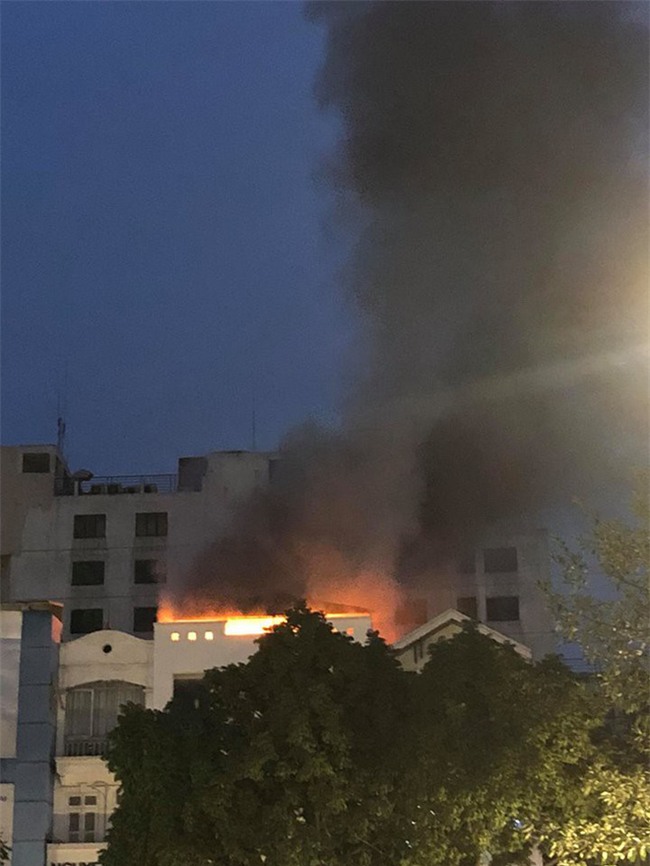 Cửa hàng quần áo trên phố Hà Nội cháy nổ kinh hoàng, nhiều người hoảng loạn